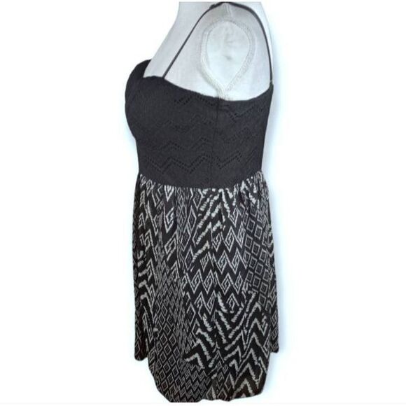 TRIXXI BLACK CROCHET & BLACK & WHITE CHEVERON PRINT DRESS SZ.L EUC. - Picture 4 of 7